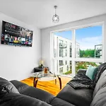 Spacious 2 Bed Apartment And Free Parking