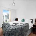 Spacious 2 Bed Apartment And Free Parking
