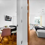 Spacious 2 Bed Apartment And Free Parking