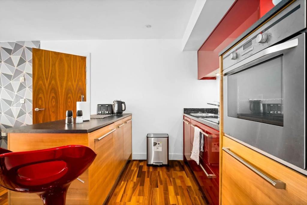 Spacious 2 Bed And Free Parking Apartment