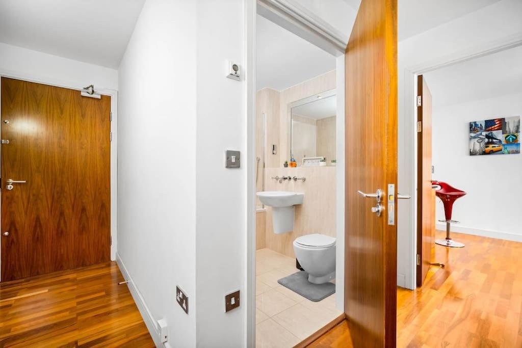 Apartment Spacious 2 Bed And Free Parking