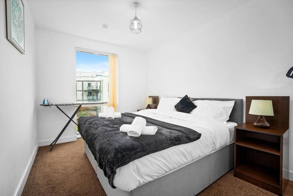 Spacious 2 Bed And Free Parking Apartment *