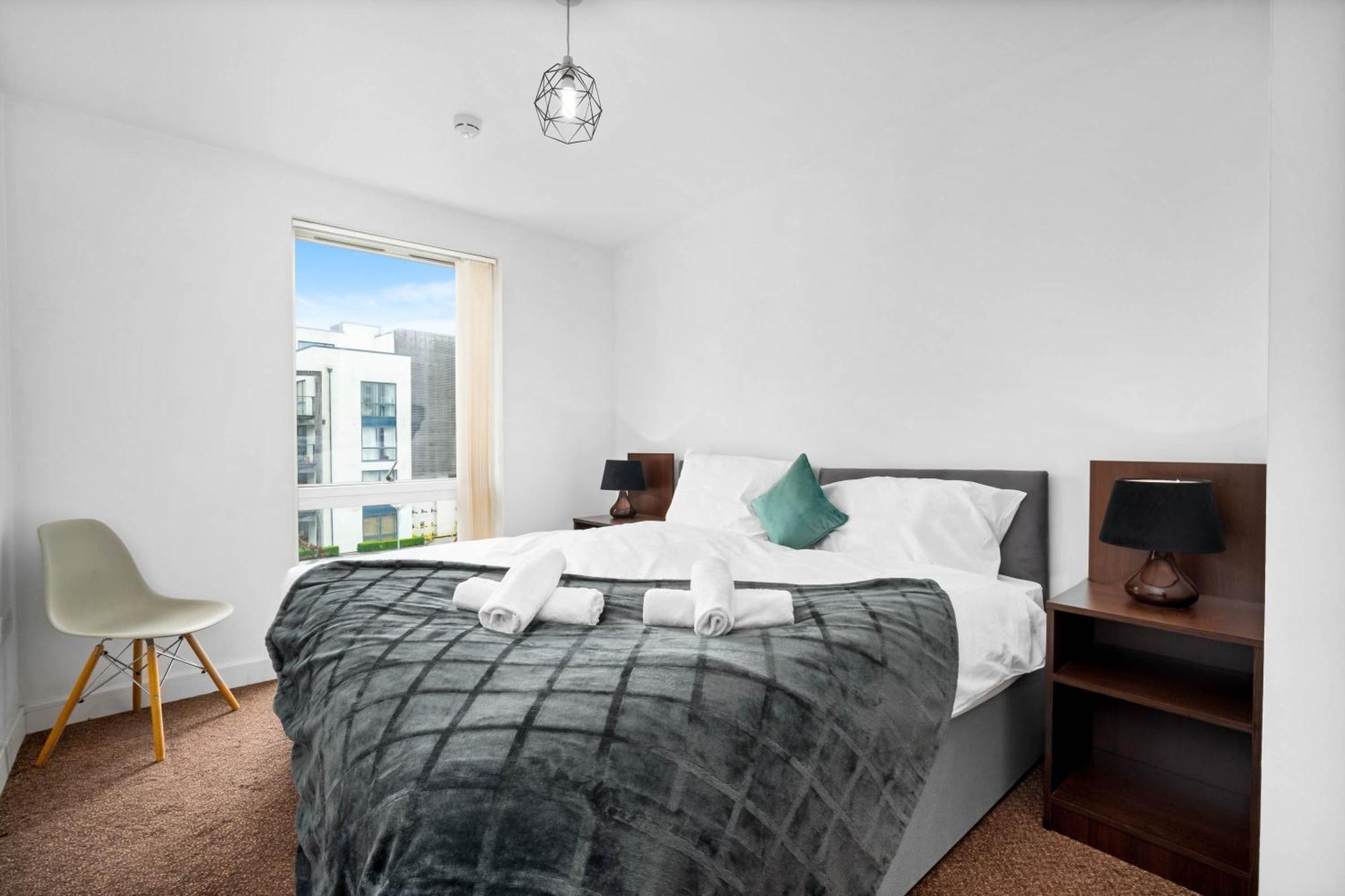 Spacious 2 Bed And Free Parking *