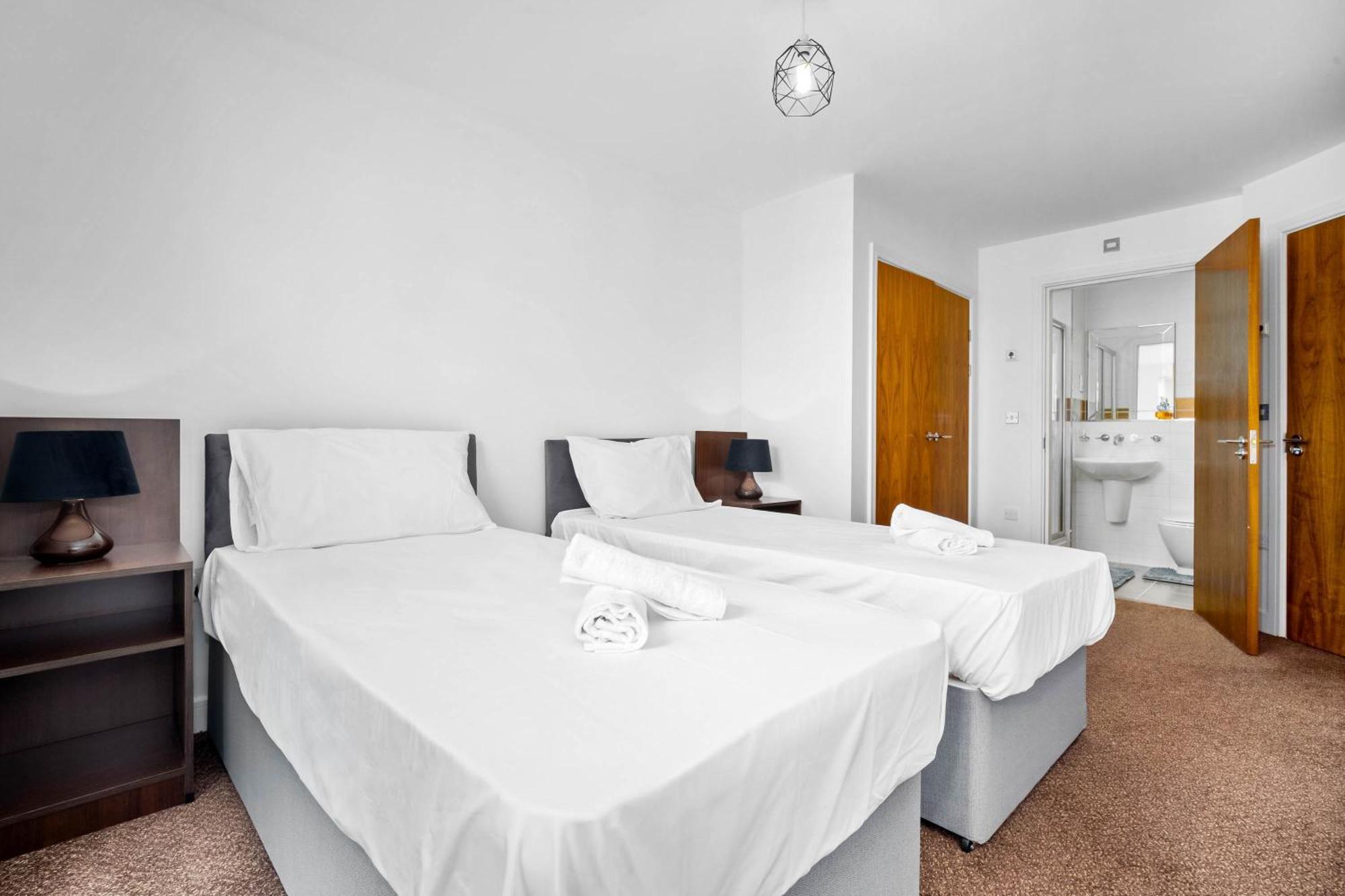 Spacious 2 Bed And Free Parking *