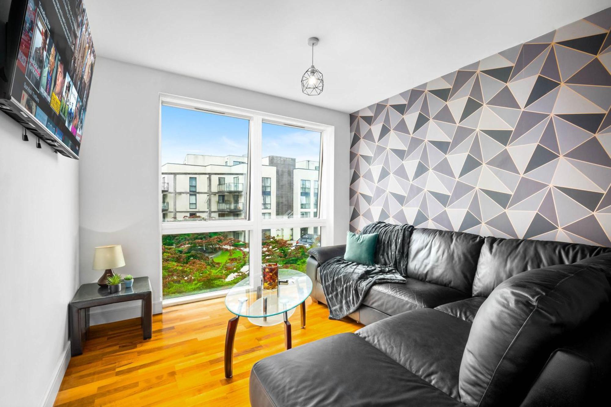 Spacious 2 Bed And Free Parking Apartment *