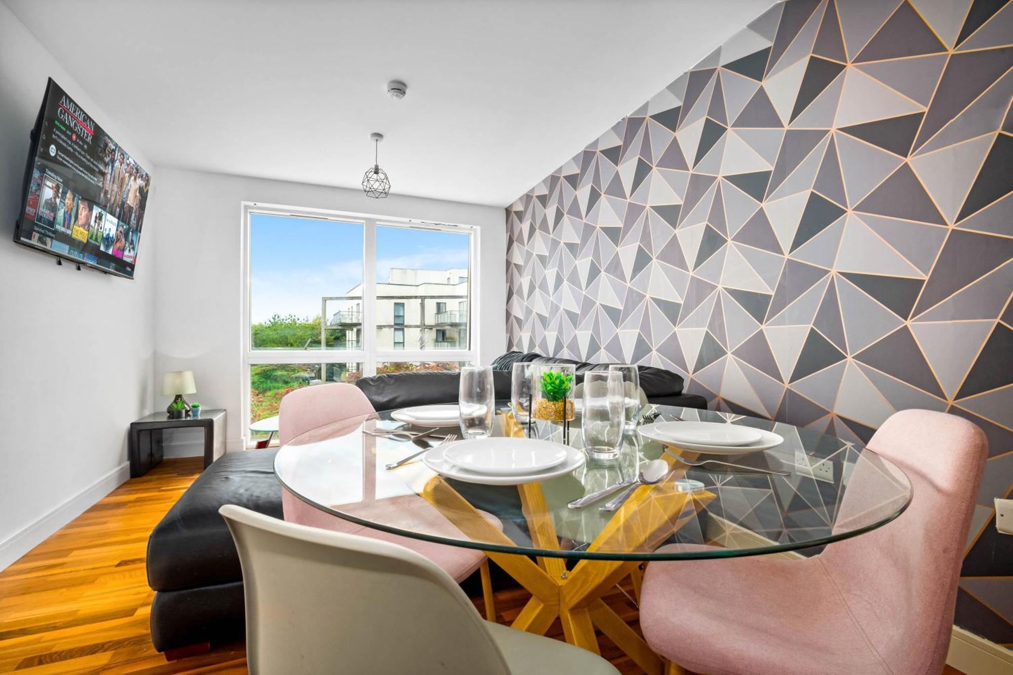 Spacious 2 Bed And Free Parking Apartment